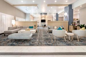 阿马里洛TownePlace Suites Amarillo West/Medical Center的带沙发和椅子的大客厅