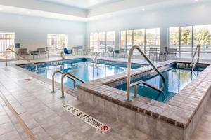 阿马里洛TownePlace Suites Amarillo West/Medical Center的游泳池,位于酒店带游泳池的房间