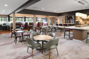 欧文达拉斯沃斯堡机场北/欧文万怡酒店的一间带桌椅的餐厅和一间酒吧