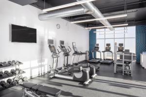 俄克拉何马城Aloft Oklahoma City Quail Springs的健身房设有数台跑步机和有氧运动器材