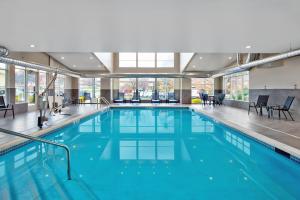 怀俄米兴Residence Inn by Marriott Reading的大楼内一个蓝色的大型游泳池