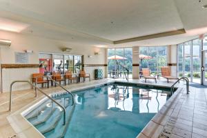 布里奇波特万豪布里奇波特克拉克斯堡万怡酒店的一座配有桌椅的酒店游泳池