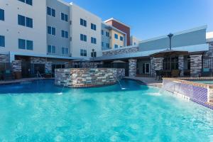 休斯顿Residence Inn by Marriott Houston West/Beltway 8 at Clay Road的酒店前方的大型游泳池