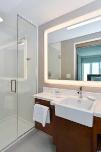 夏洛特SpringHill Suites by Marriott Charlotte City Center的一间带水槽和镜子的浴室