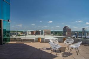 夏洛特SpringHill Suites by Marriott Charlotte City Center的坐在建筑物屋顶上的一组椅子