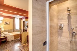 罗马奥勒留艺术画廊酒店的带淋浴的浴室和卧室
