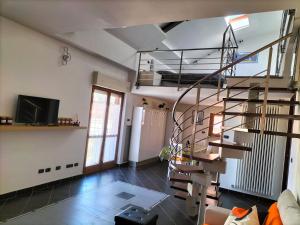 拉波拉诺泰尔梅Terme a portata di mano.的客厅位于房子内,设有螺旋楼梯