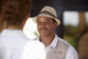 乔治敦Grand Cayman Marriott Resort的戴着帽子的人跟另一个男人说话