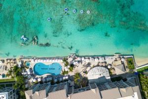 乔治敦Grand Cayman Marriott Resort的享有度假胜地和海滩的空中景致