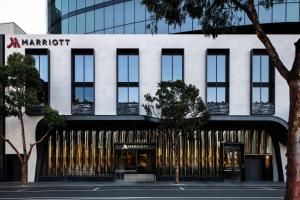 墨尔本Melbourne Marriott Hotel Docklands的一座建筑,有一堆窗户