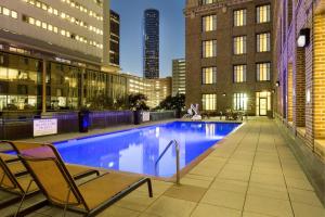 休斯顿休斯顿市区会展中心庭院酒店的一座建筑物中央的游泳池