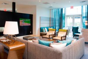布朗克斯布朗克斯都会中心中庭原住客栈万豪酒店的带沙发和电视的客厅
