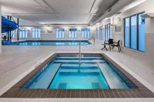 西基隆拿TownePlace Suites by Marriott West Kelowna的游泳池,位于带游泳池的建筑内