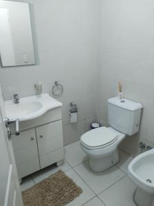 布宜诺斯艾利斯Depto Directorio的白色的浴室设有卫生间和水槽。