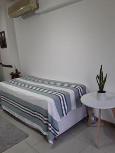 布宜诺斯艾利斯Depto Directorio的一张带条纹毯子和桌子的床
