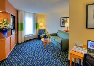 拉雷多拉雷多费尔菲尔德酒店及套房的酒店客房设有沙发和桌子