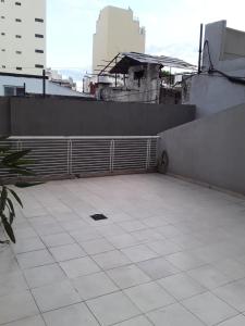 布宜诺斯艾利斯Depto Directorio的大楼内的阳台铺有瓷砖地板。