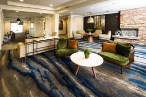 拉雷多拉雷多费尔菲尔德酒店及套房的大厅配有沙发和一张桌子,铺在地毯上