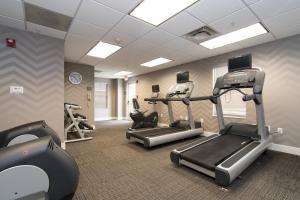 夏洛特万豪夏洛特派普格雷原住客栈的一间健身房,里面设有跑步机和椭圆机