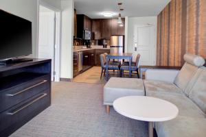 布鲁姆菲尔德Residence Inn by Marriott Boulder Broomfield/Interlocken的客厅配有沙发和桌子