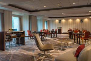 赫恩登华盛顿杜勒斯万豪套房酒店的酒店设有带桌椅的会议室