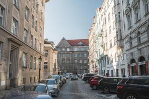 布拉格Josefov Riverside Apartment的一条城市街道,有停车的汽车和建筑