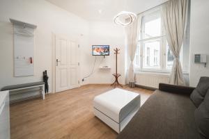 布拉格Josefov Riverside Apartment的客厅配有沙发和桌子