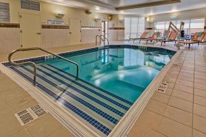 韦斯特伯里韦斯特伯里长岛万怡酒店的医院里的一个大型游泳池