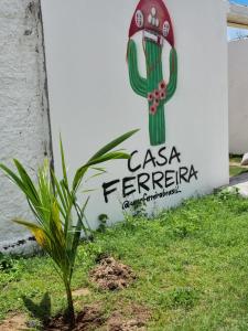 考卡亚Casa Ferreira Cumbuco的仙人掌标志前的植物