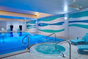 希灵登万豪伦敦希斯罗酒店的一座带大型游泳池的酒店游泳池