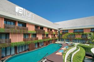 库塔Aloft Bali Kuta at Beachwalk的一张酒店前方的游泳池图