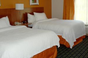 费尔蒙特Fairfield Inn & Suites by Marriott Fairmont的配有白色床单的酒店客房内的两张床