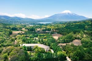 山中湖村山中湖富士万豪酒店的享有带建筑和树木的山景