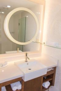 萨姆特萨姆特万豪春季山丘套房酒店的浴室设有白色水槽和镜子