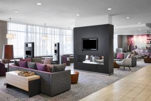 纽瓦克纽瓦克市中心万怡酒店的带沙发、壁炉和电视的客厅