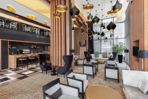 多哈Four Points by Sheraton Doha的大堂设有桌椅和酒吧。