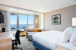 伊利伊利湖湾万怡酒店的酒店客房配有一张床、一张书桌和一张沙发。