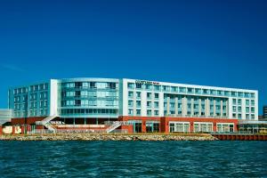 伊利伊利湖湾万怡酒店的靠近水体的大建筑