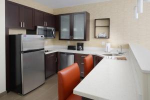 利特尔顿Residence Inn by Marriott Denver Southwest/Littleton的厨房配有不锈钢冰箱和橱柜