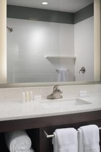 利特尔顿Residence Inn by Marriott Denver Southwest/Littleton的浴室配有盥洗盆、镜子和毛巾