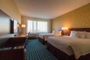 里贾纳里贾纳万豪费尔菲尔德客栈的酒店客房设有两张床和电视。