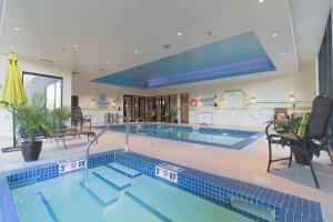 里贾纳里贾纳万豪费尔菲尔德客栈的大楼内的大型游泳池