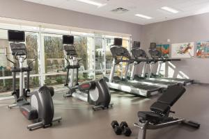 贝敦TownePlace Suites by Marriott Houston Baytown的健身房设有一排跑步机和椭圆机