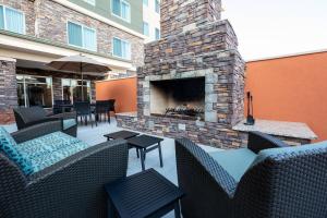 俄克拉何马城Residence Inn by Marriott Oklahoma City North/Quail Springs的庭院设有壁炉、桌椅