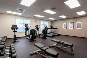 福斯特城圣马特奥福斯特城万豪广场套房酒店的健身房设有数台跑步机和健身器材
