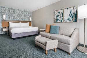 奥兰多奥兰多市中心万豪万怡酒店的酒店客房,配有床和沙发