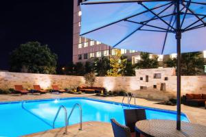 夏洛特夏洛特住宅区菲尔菲尔德旅馆加套房酒店的一个带桌子和遮阳伞的游泳池
