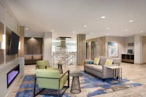 斩魔山TownePlace Suites by Marriott Outer Banks Kill Devil Hills的客厅配有沙发和椅子