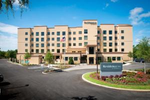 彭萨科拉Residence Inn by Marriott Pensacola Airport/Medical Center的停车场内带有标志的办公楼
