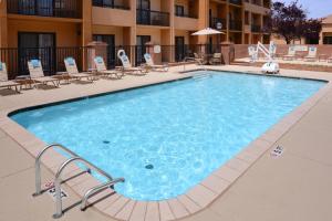 俄克拉何马城俄克拉荷马城机场万怡酒店的一个带椅子的大型游泳池和一间酒店